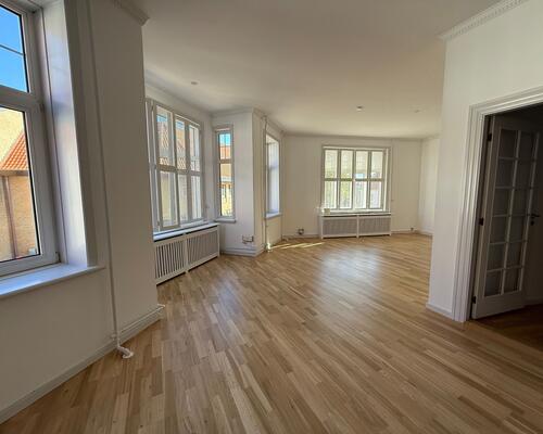 166 m² lækker lejlighed midt i gågagen med elevator og alten