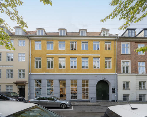 Lys og åben bolig på en af Indre Bys fineste pladser