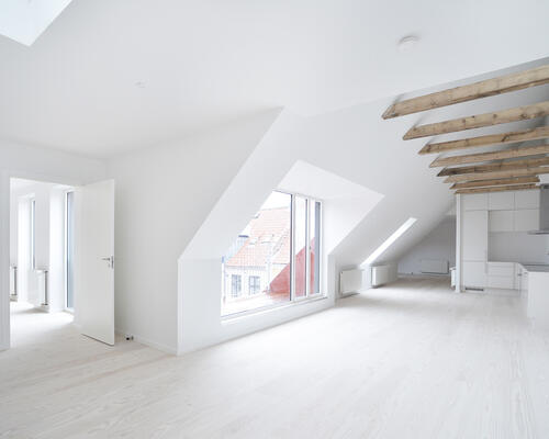 Lys og åben bolig på en af Indre Bys fineste pladser