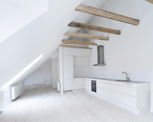 Lys og åben bolig på en af Indre Bys fineste pladser