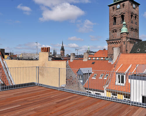 Lys og åben bolig på en af Indre Bys fineste pladser