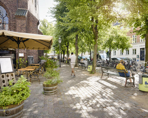 Lys og åben bolig på en af Indre Bys fineste pladser