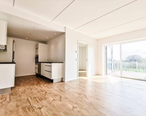 Nyopført bolig med stor altan i et skønt område