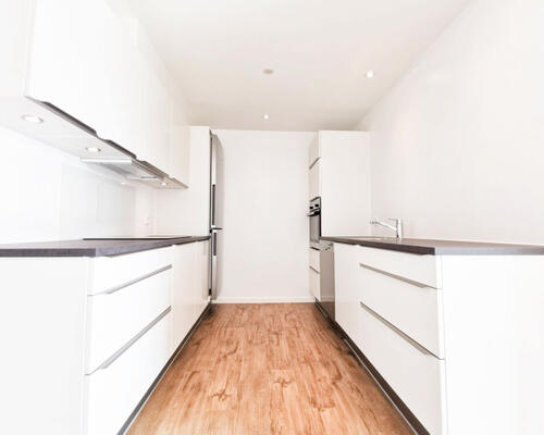 Nyopført bolig med stor altan i et skønt område