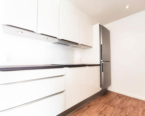 Nyopført bolig med stor altan i et skønt område