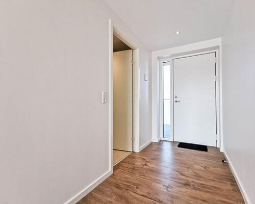 Nyopført bolig med stor altan i et skønt område