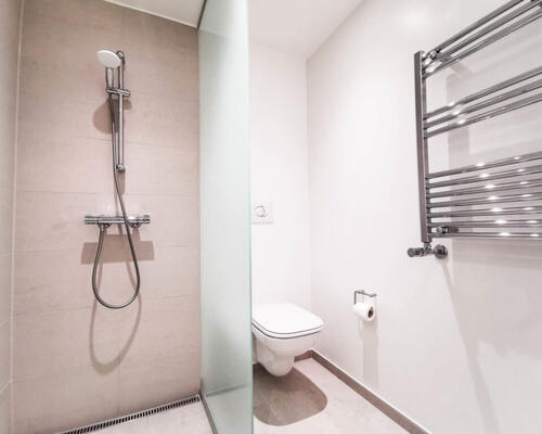 Nyopført bolig med stor altan i et skønt område