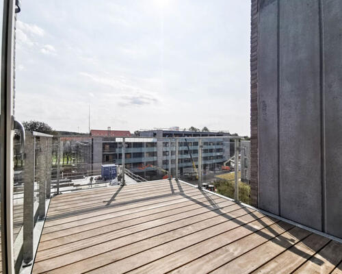 Nyopført bolig med stor altan i et skønt område