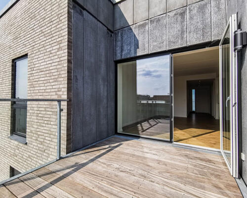 Nyopført bolig med stor altan i et skønt område