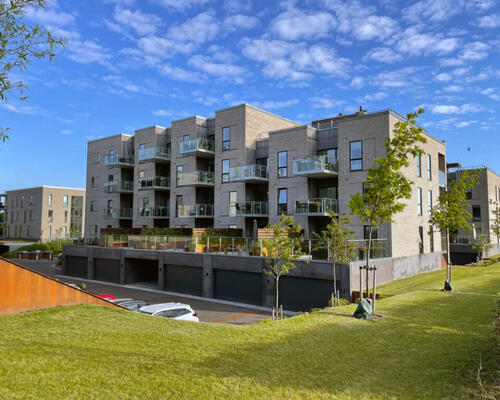 Nyopført bolig med stor altan i et skønt område