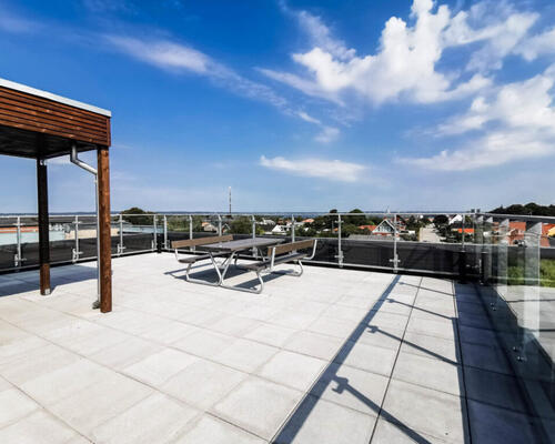 Nyopført bolig med stor altan i et skønt område