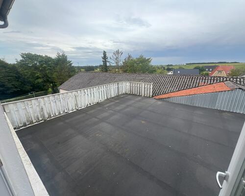 Stor lejlighed med egen tagterrasse i Ulbjerg