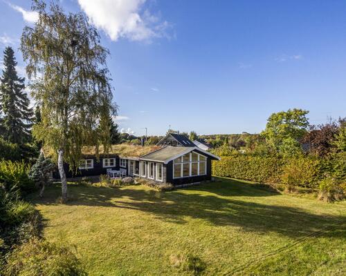 Fantastisk beliggende villa ud til vandet | Jægerspris