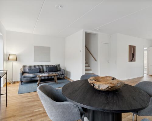 Moderne rækkehus med træterrasse og have