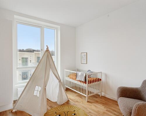 Moderne rækkehus med træterrasse og have