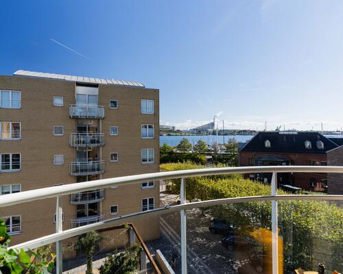 Lys og moderne lejlighed på 75 m² med udsigt over vandet