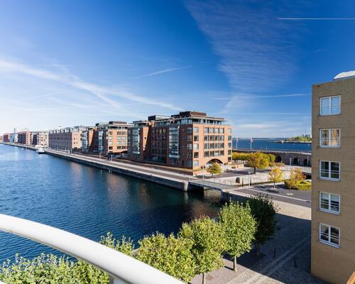 Lys og moderne lejlighed på 75 m² med udsigt over vandet