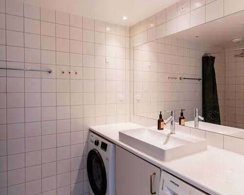 Lys og moderne lejlighed på 75 m² med udsigt over vandet
