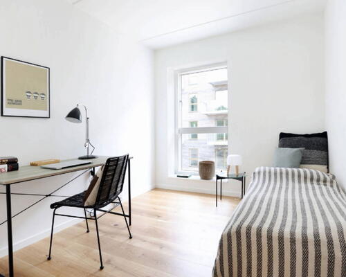 Moderne rækkehus med god sydvendt terrasse, lukket have, tre værelser og to toiletter – Masser af plads til hverdag og hygge!