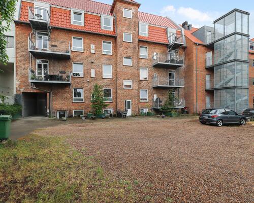 Moderniseret 3-værelses lejlighed i Jyllandsgade med altan