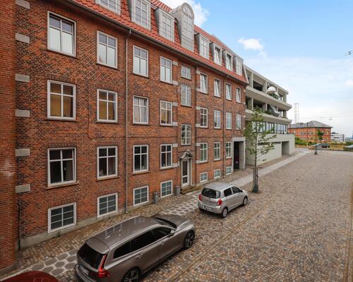 Moderniseret 3-værelses lejlighed i Jyllandsgade med altan