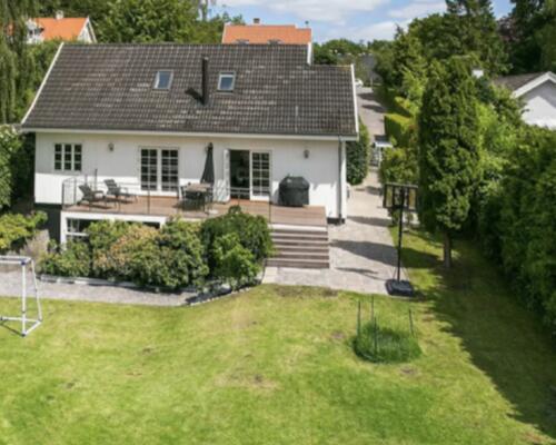 Superflot villa med en skøn have.