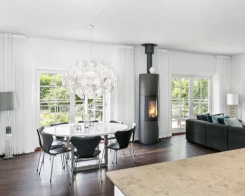 Superflot villa med en skøn have.