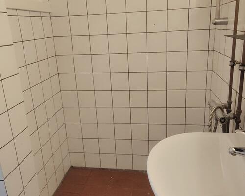 Hyggelig og lys kælder lejlighed.