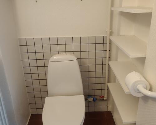Hyggelig og lys kælder lejlighed.