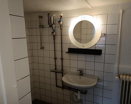 Hyggelig og lys kælder lejlighed.