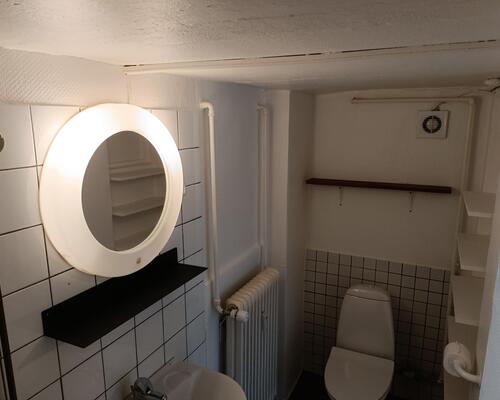 Hyggelig og lys kælder lejlighed.