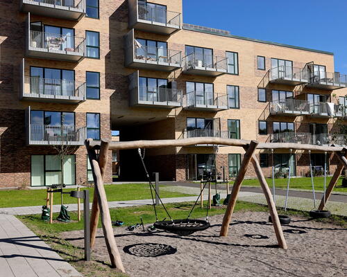 Rummelig 2-værelses lejlighed med moderne køkken-alrum!