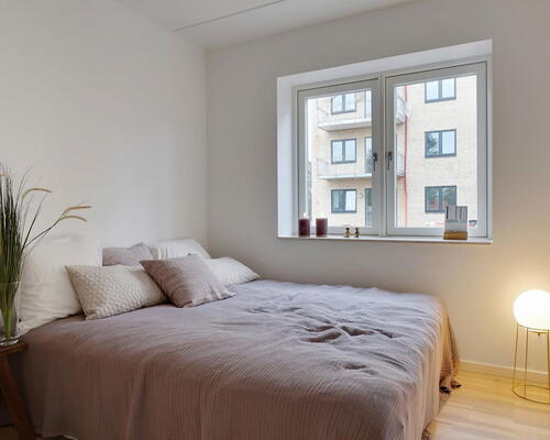 Lys 2-vær. på 54 m2 i gavlen. Moderne boliger i Tækkerhusene, Hillerød: Elevator og privat altan. Perfekt beliggenhed ved både natur og by liv