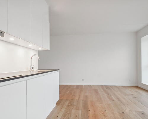 God og rummelig 3-værelses bolig med lyst og moderne køkken-alrum og egen terrasse - Gulvarme i hele boligen!