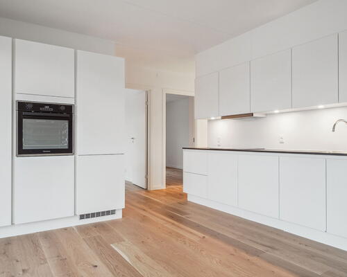 God og rummelig 3-værelses bolig med lyst og moderne køkken-alrum og egen terrasse - Gulvarme i hele boligen!