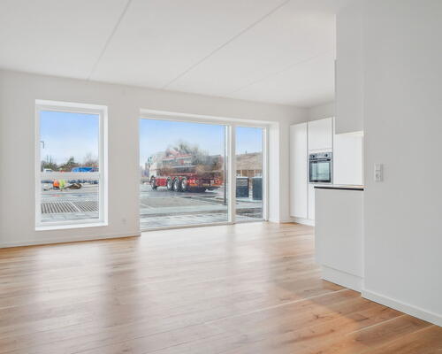 God og rummelig 3-værelses bolig med lyst og moderne køkken-alrum og egen terrasse - Gulvarme i hele boligen!