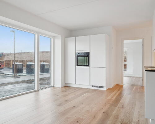 God og rummelig 3-værelses bolig med lyst og moderne køkken-alrum og egen terrasse - Gulvarme i hele boligen!