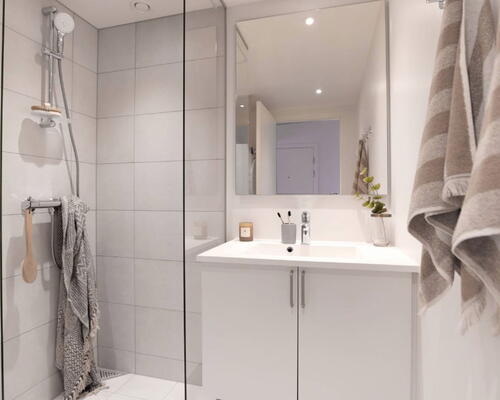 God og rummelig 3-værelses bolig med lyst og moderne køkken-alrum og egen terrasse - Gulvarme i hele boligen!