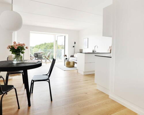 God og rummelig 3-værelses bolig med lyst og moderne køkken-alrum og egen terrasse - Gulvarme i hele boligen!