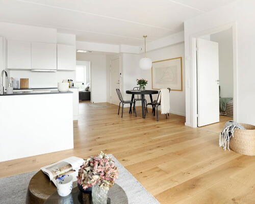 God og rummelig 3-værelses bolig med lyst og moderne køkken-alrum og egen terrasse - Gulvarme i hele boligen!