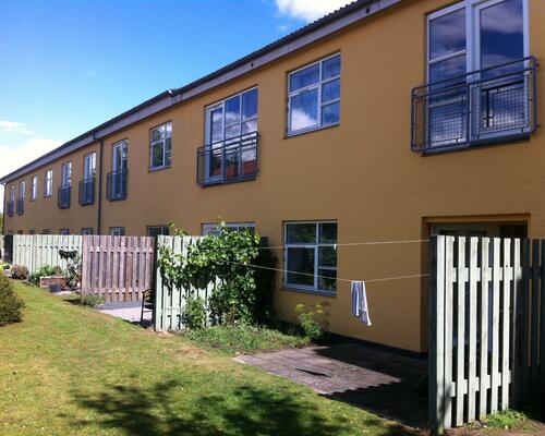 Velindrettet lejlighed med egen terrasse og direkte adgang til have