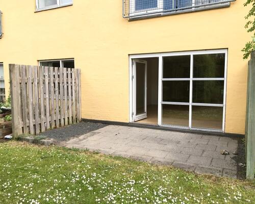 Velindrettet lejlighed med egen terrasse og direkte adgang til have