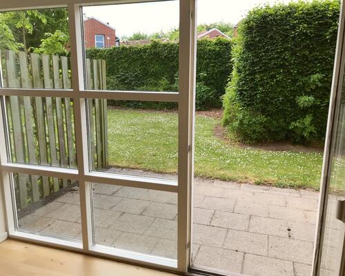 Velindrettet lejlighed med egen terrasse og direkte adgang til have