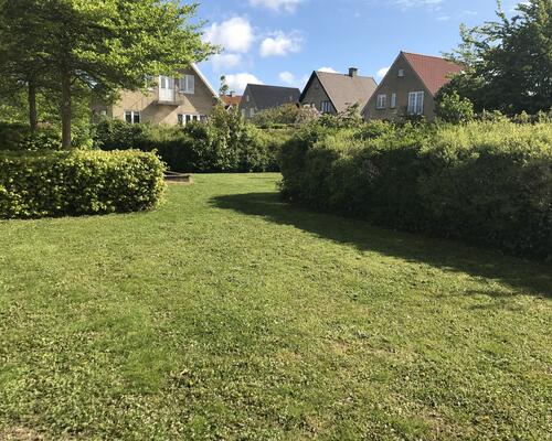 Velindrettet lejlighed med egen terrasse og direkte adgang til have