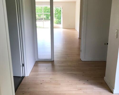 Velindrettet lejlighed med egen terrasse og direkte adgang til have