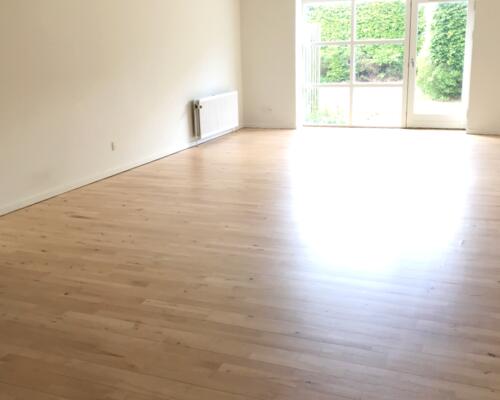 Velindrettet lejlighed med egen terrasse og direkte adgang til have