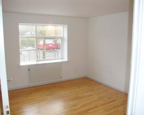 Velindrettet lejlighed med egen terrasse og direkte adgang til have