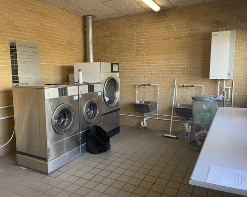 Velindrettet lejlighed med egen terrasse og direkte adgang til have