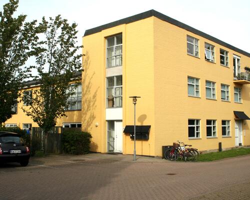 Velindrettet lejlighed med egen terrasse og direkte adgang til have