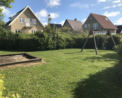 Velindrettet lejlighed med egen terrasse og direkte adgang til have